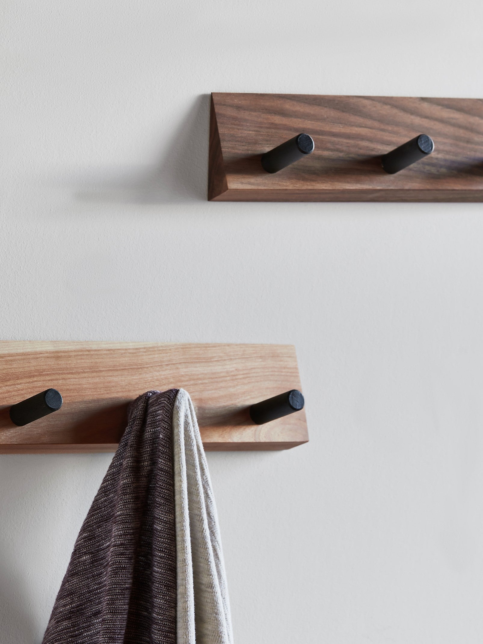 PYRAMID - 6 Pegs - Walnut